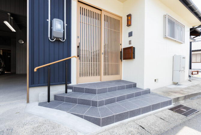 高浜市H様邸_玄関手すりリフォーム