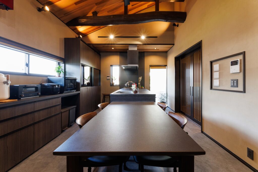 梁を活かした視線の抜けを意識した快適キッチン 刈谷市