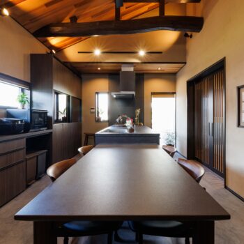 梁を活かした視線の抜けを意識した快適キッチン 刈谷市